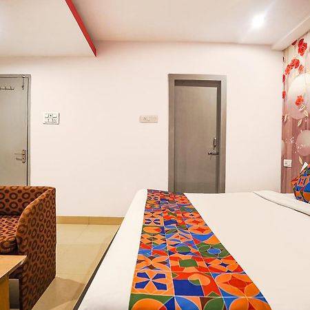 Capital O 9945 Hotel R Inn Muthiganj Esterno foto