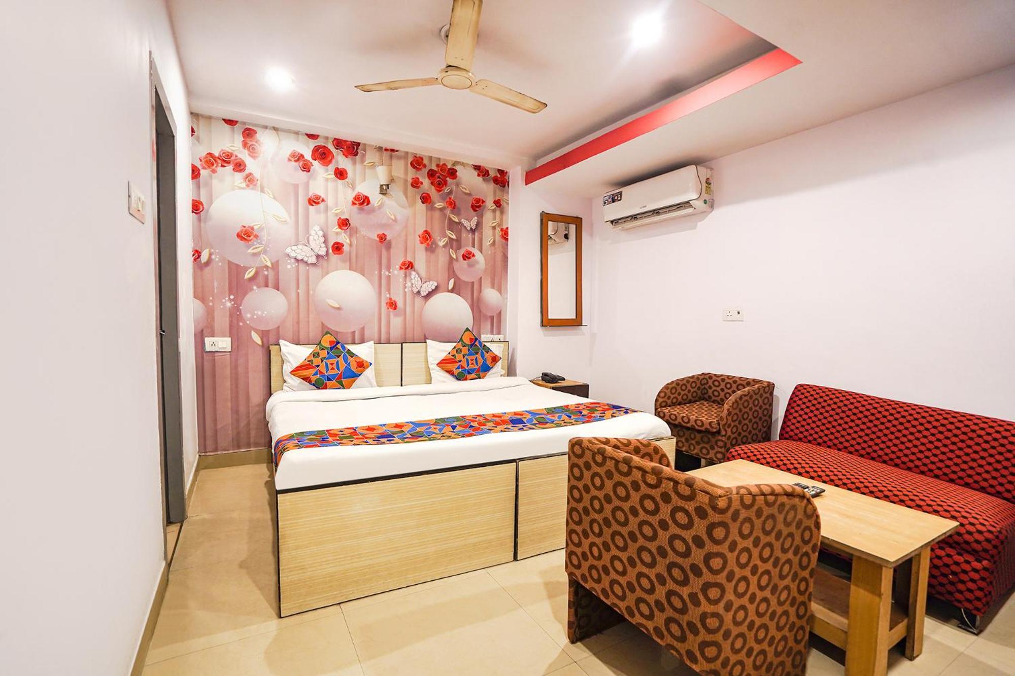 Capital O 9945 Hotel R Inn Muthiganj Esterno foto