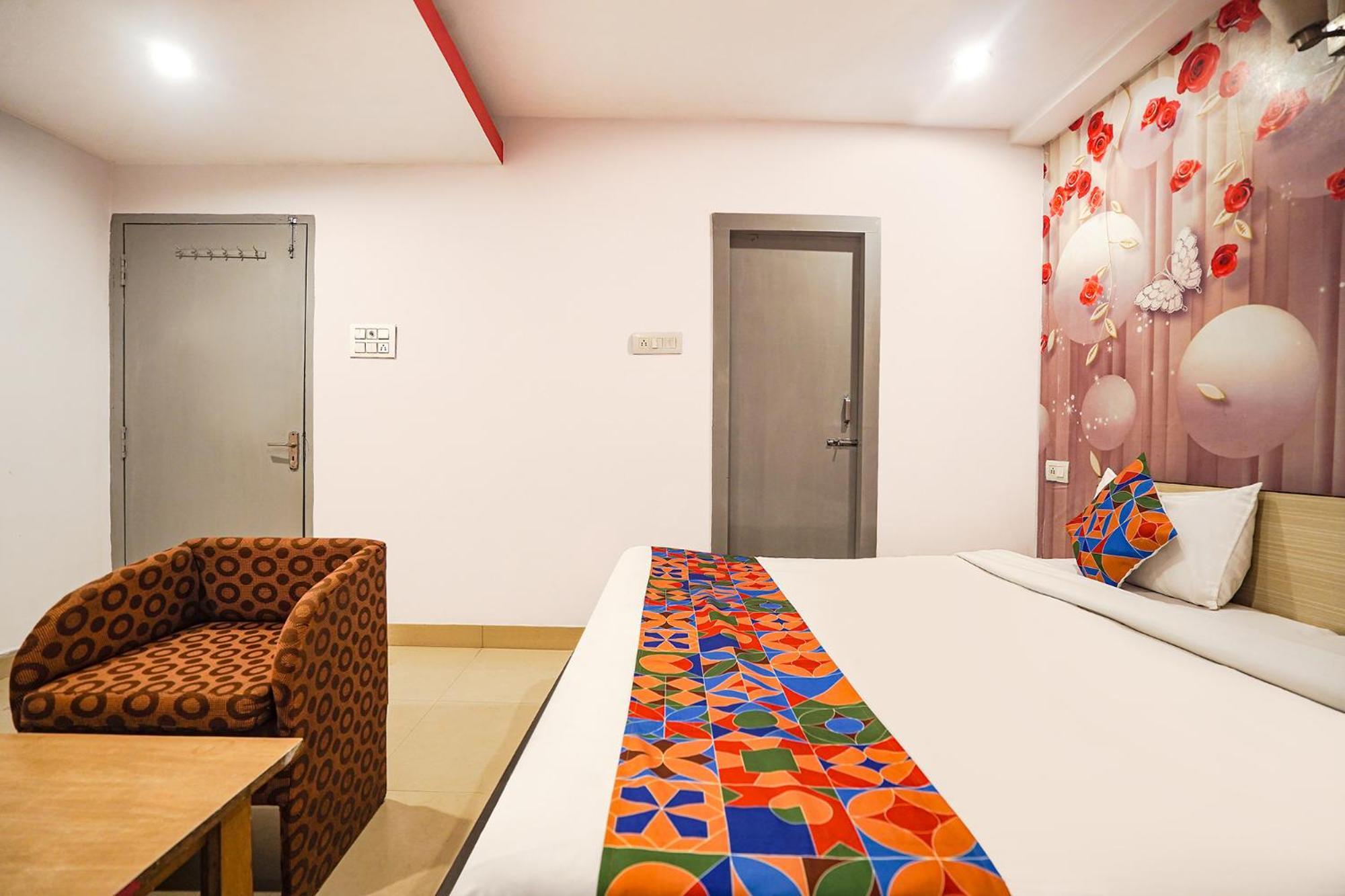 Capital O 9945 Hotel R Inn Muthiganj Esterno foto