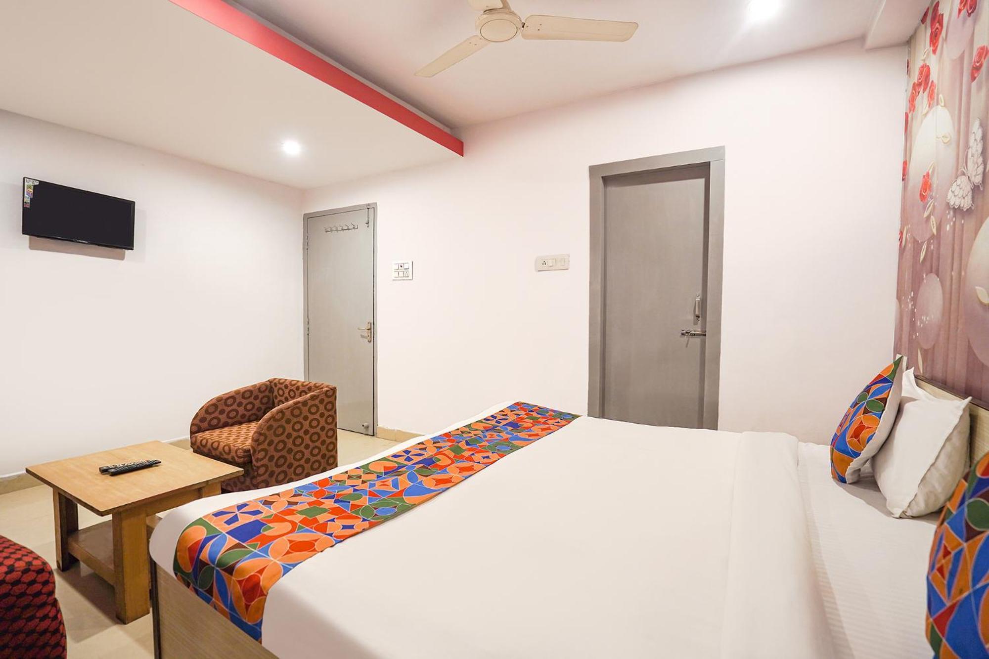 Capital O 9945 Hotel R Inn Muthiganj Esterno foto