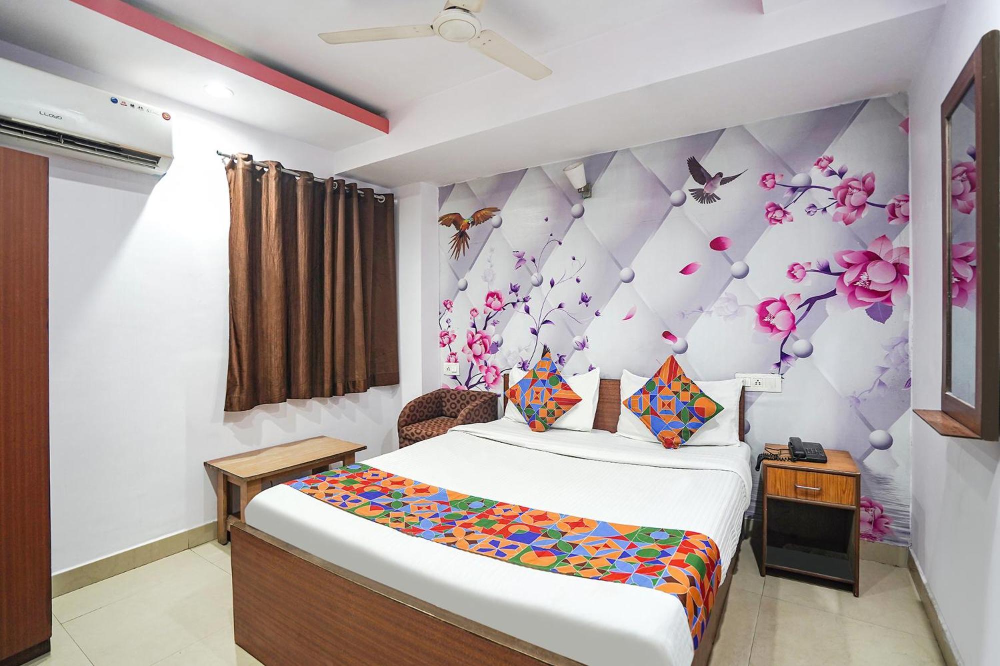 Capital O 9945 Hotel R Inn Muthiganj Esterno foto