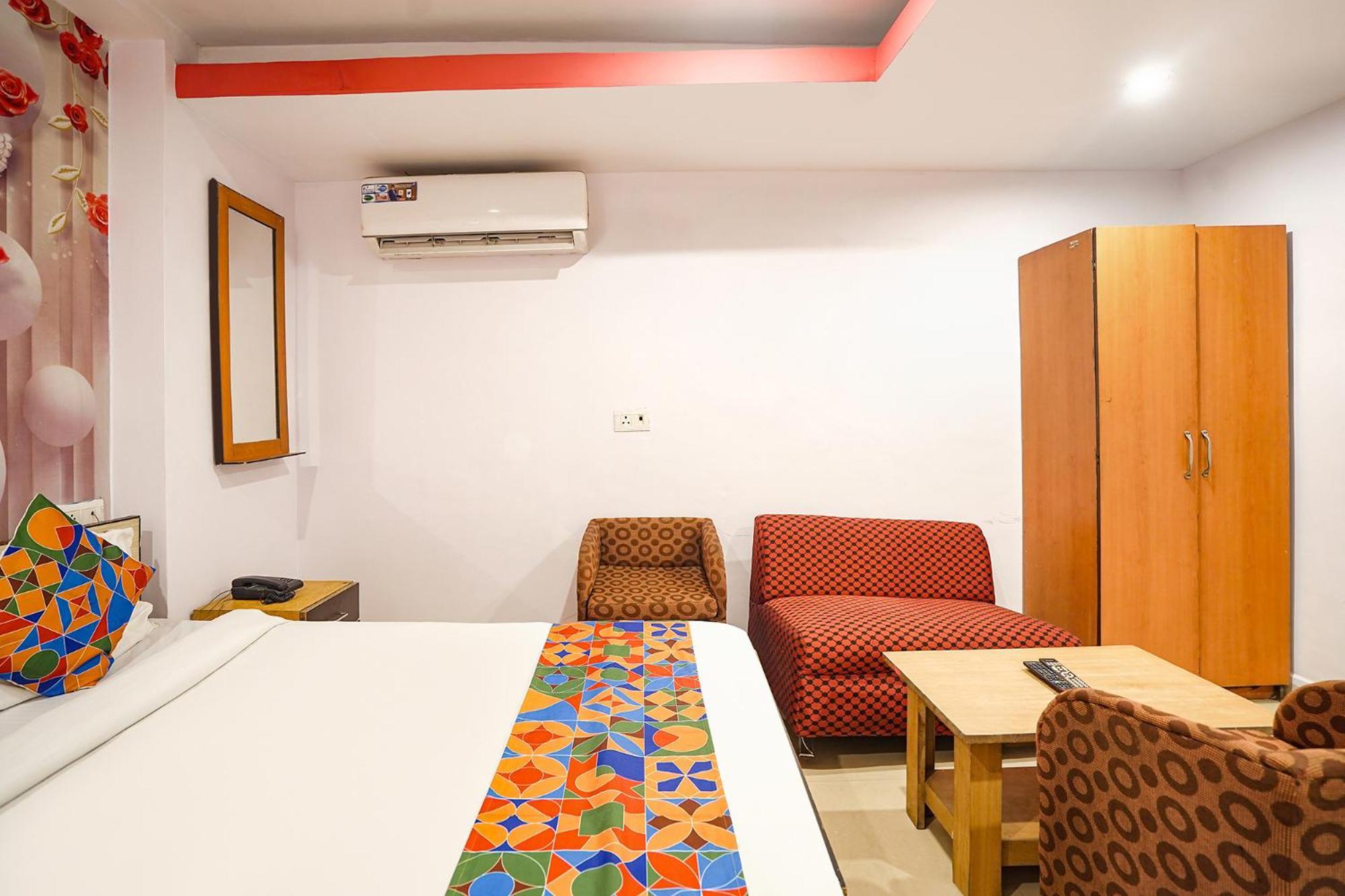 Capital O 9945 Hotel R Inn Muthiganj Esterno foto