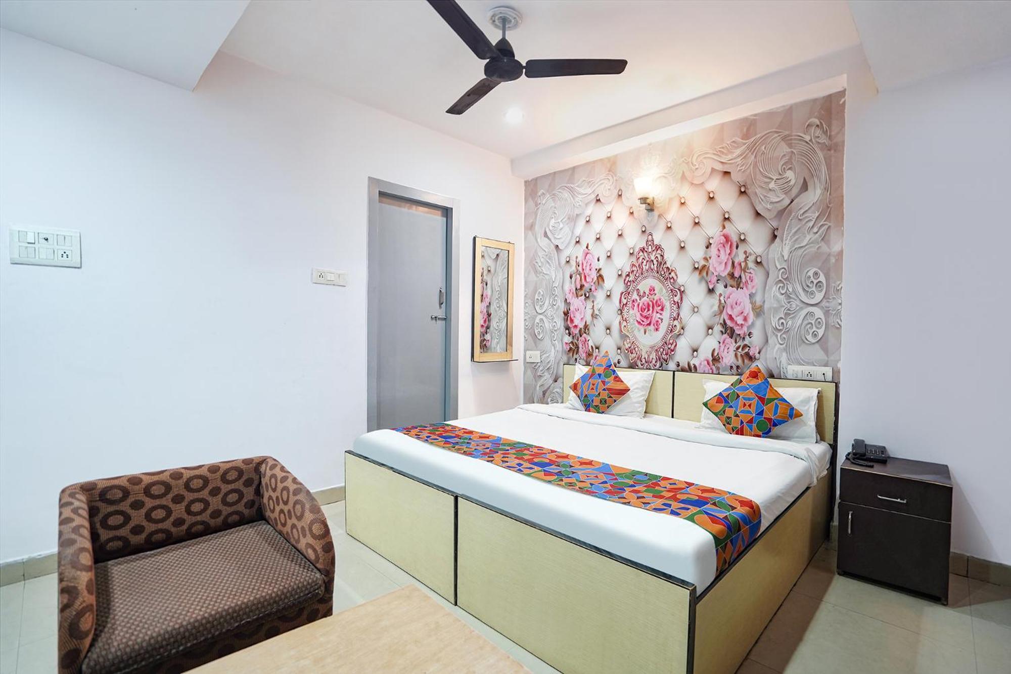 Capital O 9945 Hotel R Inn Muthiganj Esterno foto