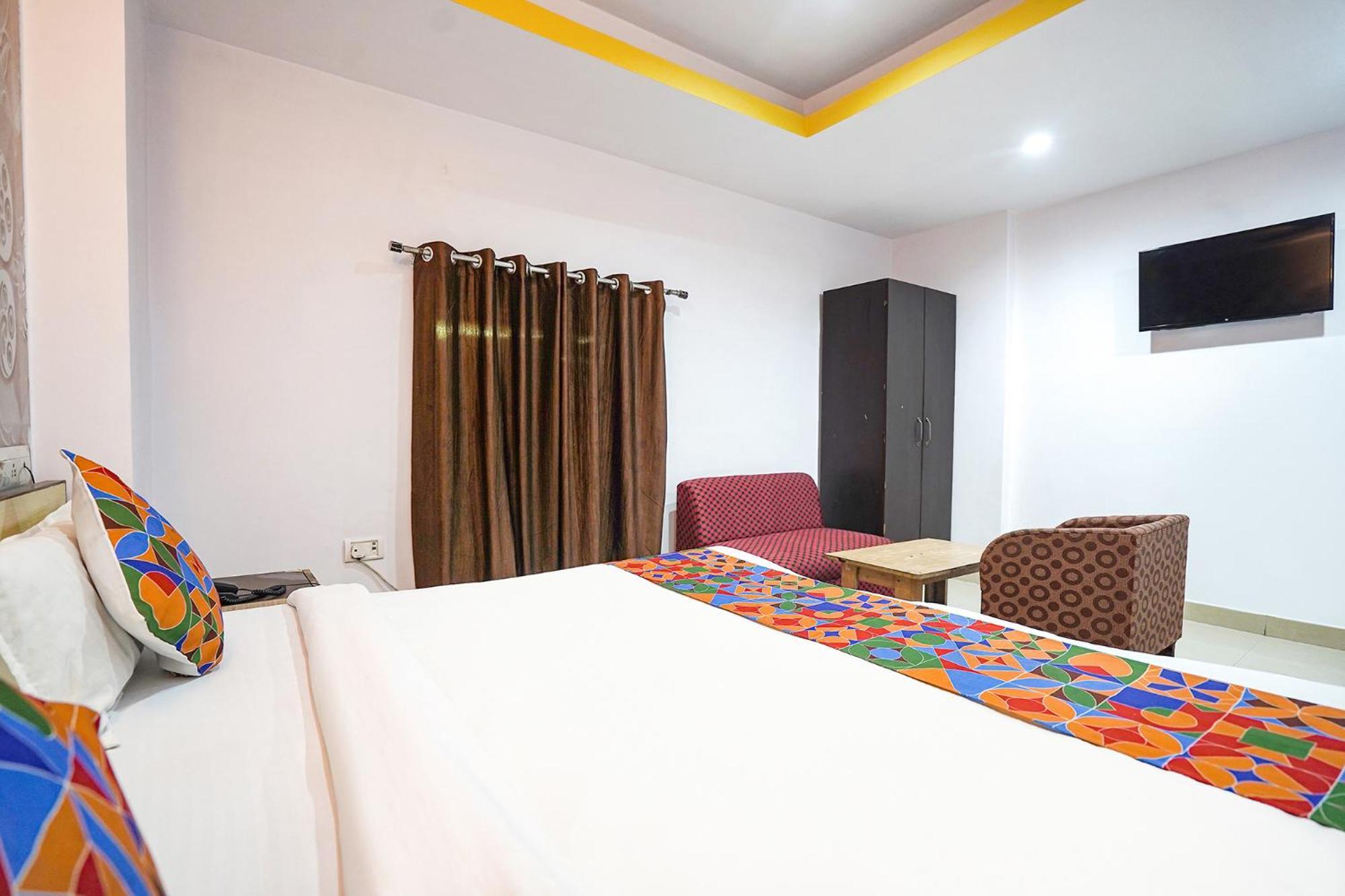 Capital O 9945 Hotel R Inn Muthiganj Esterno foto