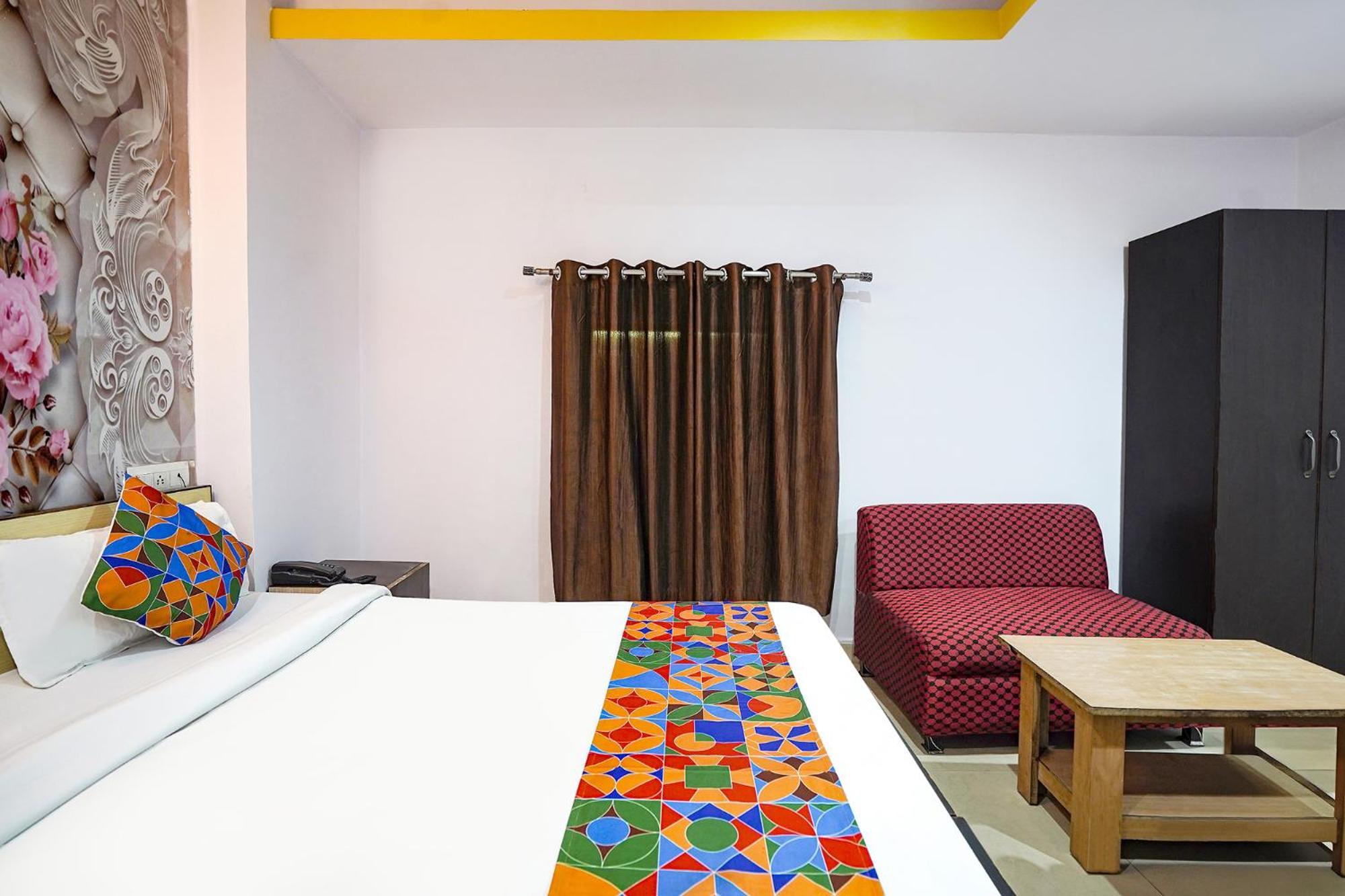 Capital O 9945 Hotel R Inn Muthiganj Esterno foto