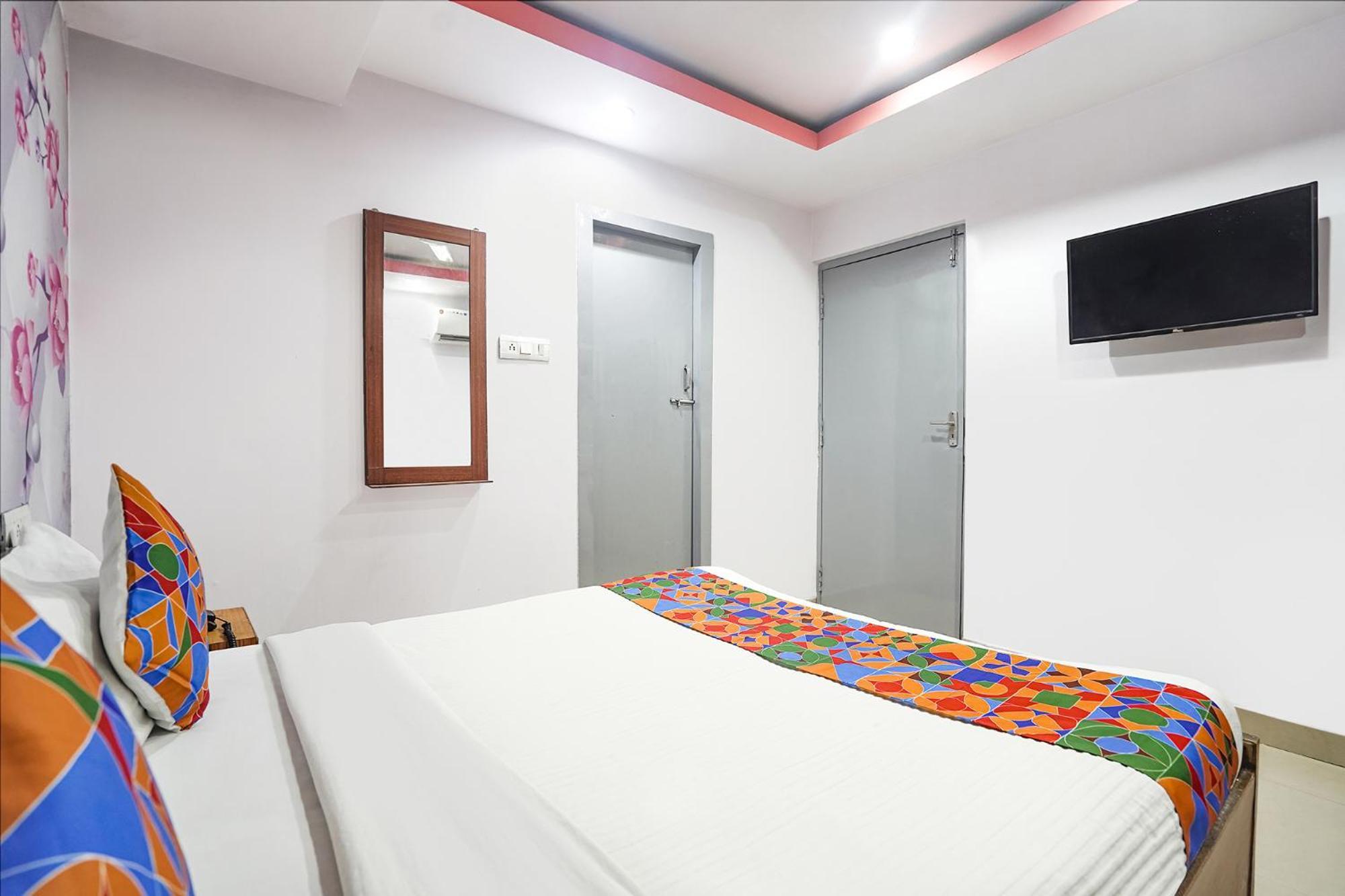Capital O 9945 Hotel R Inn Muthiganj Esterno foto
