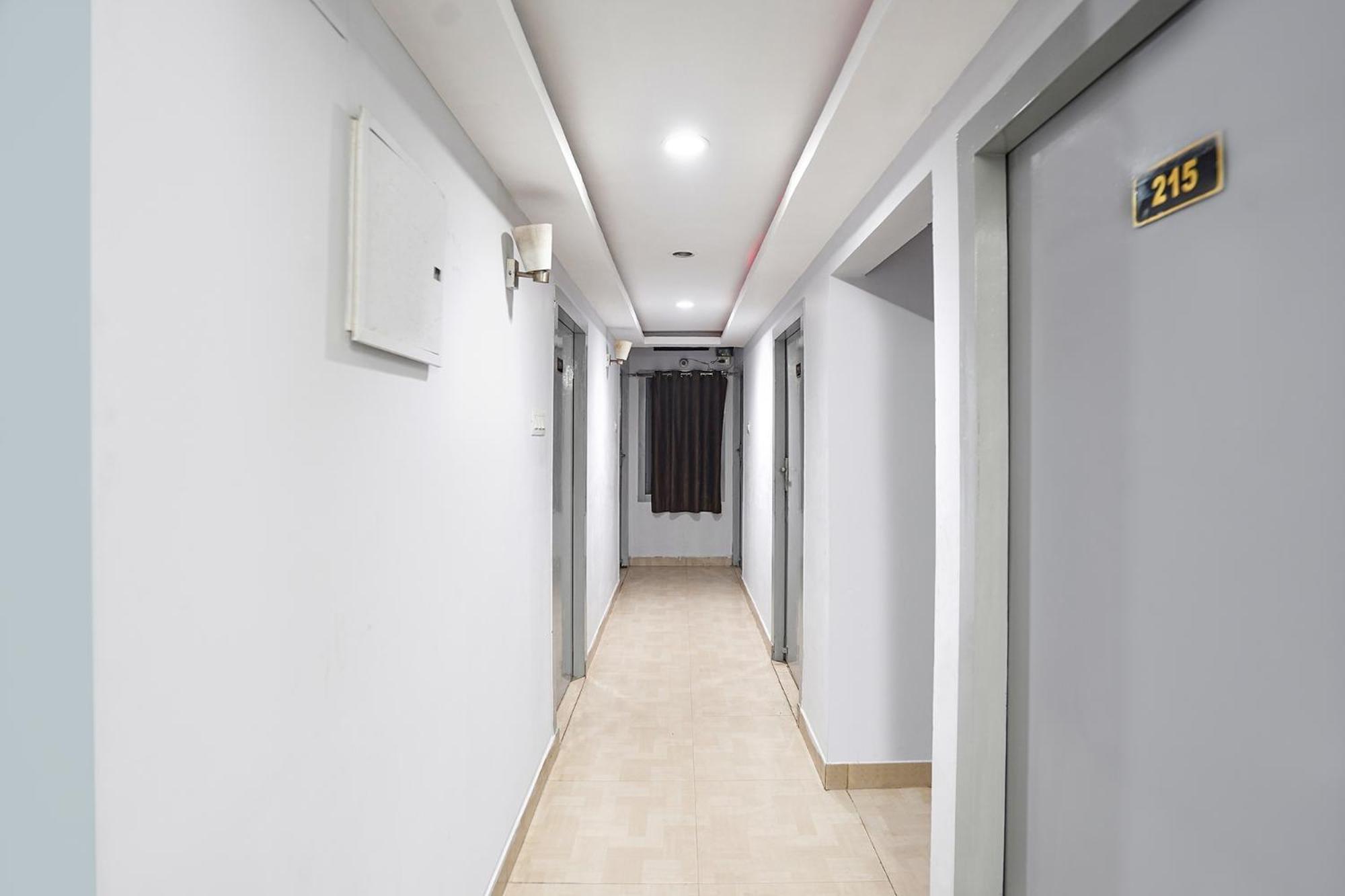 Capital O 9945 Hotel R Inn Muthiganj Esterno foto