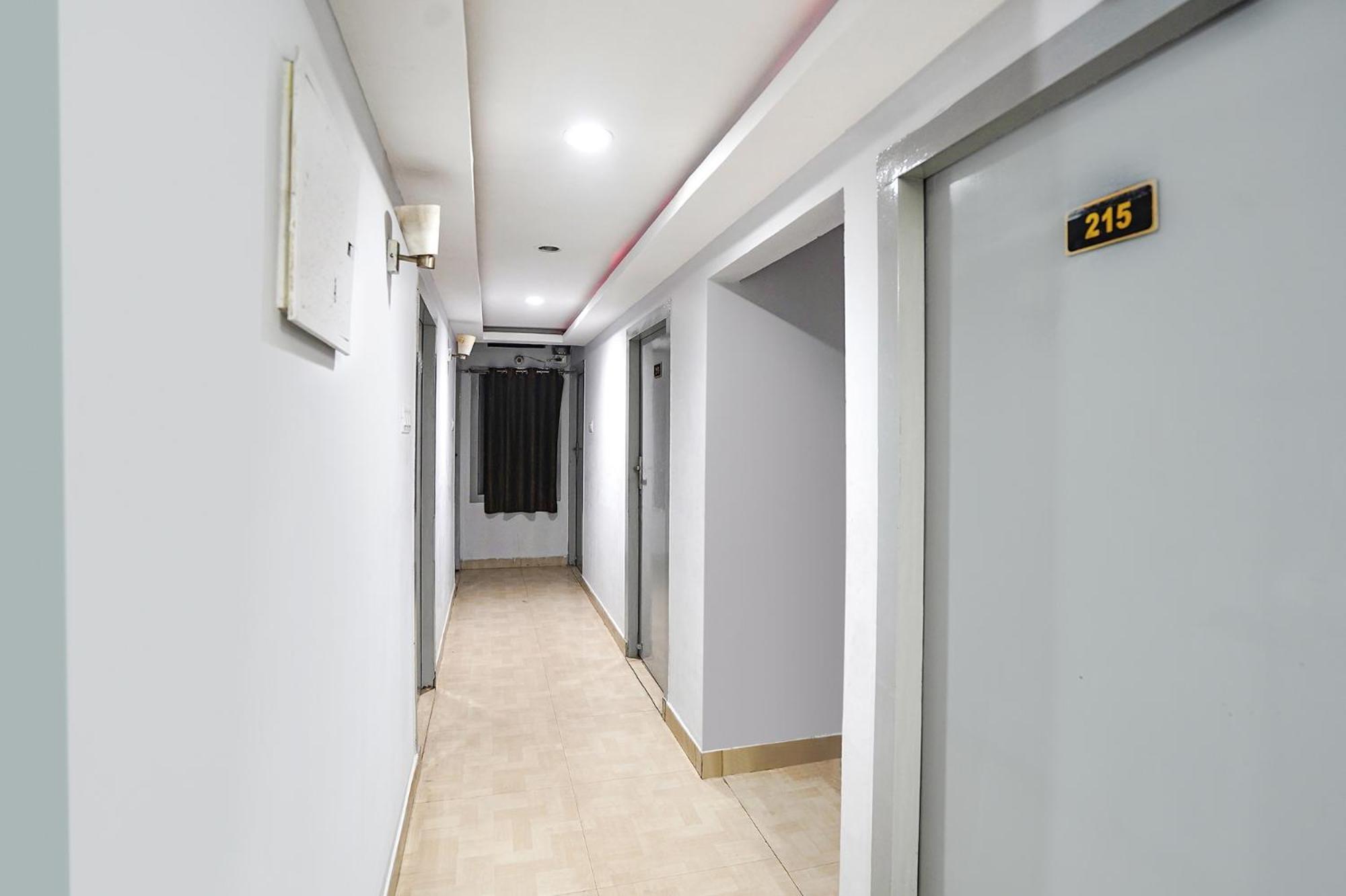 Capital O 9945 Hotel R Inn Muthiganj Esterno foto